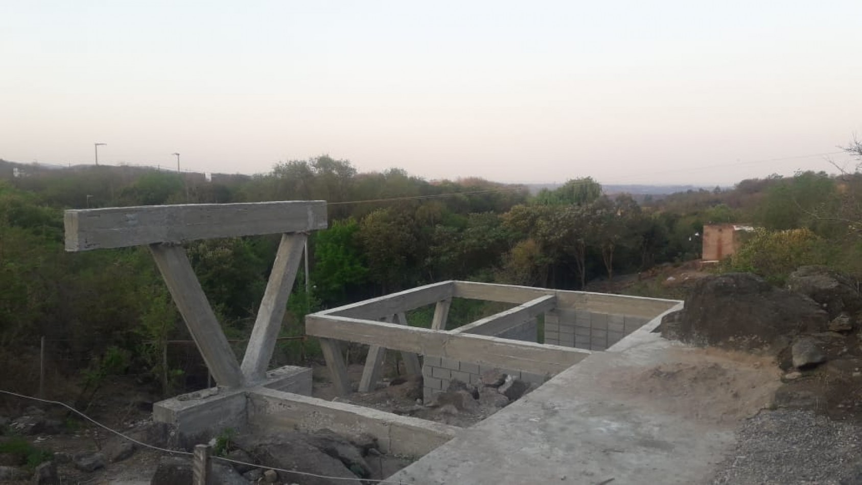 AGUA DE ORO, EXCELENTE LOTE CON PROYECTO DE VIVIENDA APROBADO E INICIADO