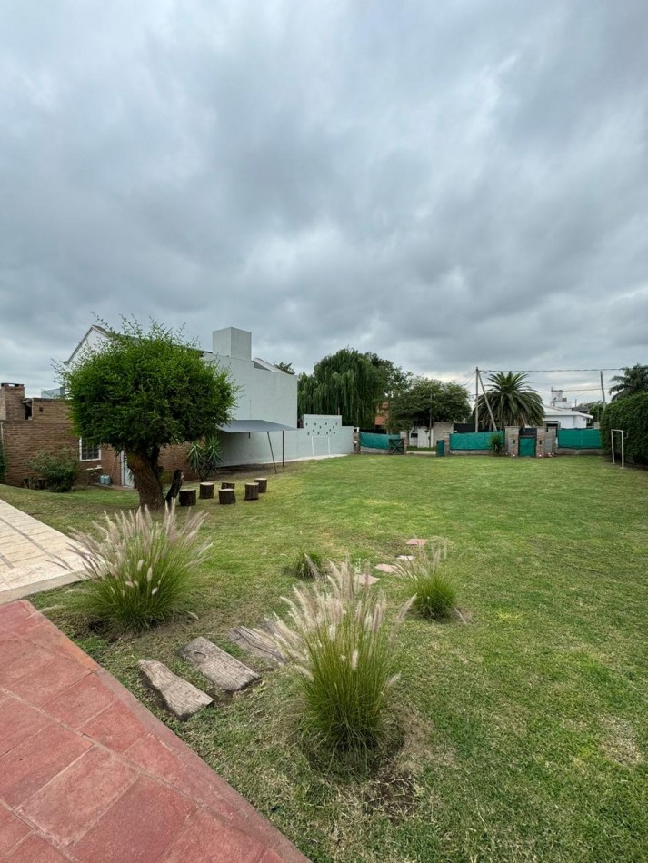 VILLA ALLENDE LOMAS ESTE   HERMOSA PROPIEDAD, QUINCHO, PILETA Y CUARTO DE GUARDADO ubicada sobre calle Valparaiso 