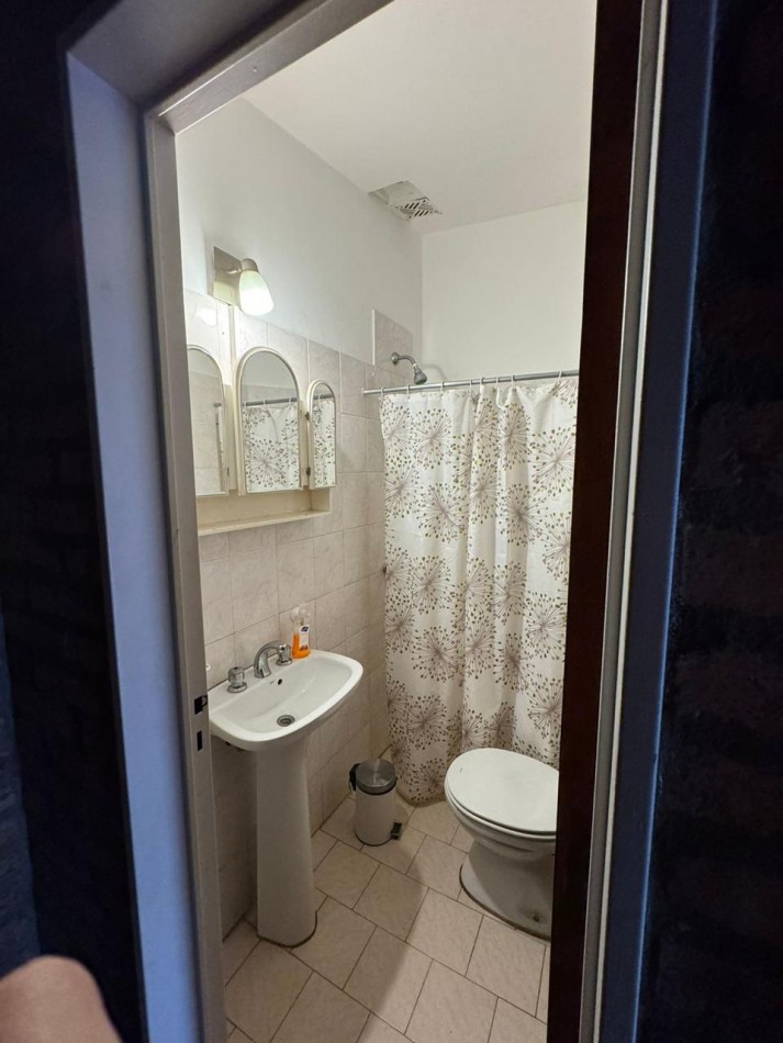 VILLA ALLENDE LOMAS ESTE   HERMOSA PROPIEDAD, QUINCHO, PILETA Y CUARTO DE GUARDADO ubicada sobre calle Valparaiso 