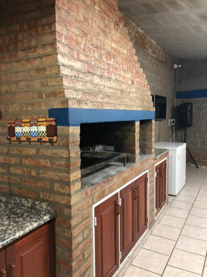 VILLA ALLENDE LOMAS ESTE   HERMOSA PROPIEDAD, QUINCHO, PILETA Y CUARTO DE GUARDADO ubicada sobre calle Valparaiso 