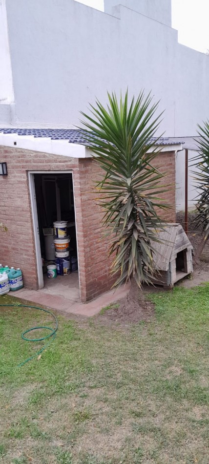 VILLA ALLENDE LOMAS ESTE   HERMOSA PROPIEDAD, QUINCHO, PILETA Y CUARTO DE GUARDADO ubicada sobre calle Valparaiso 