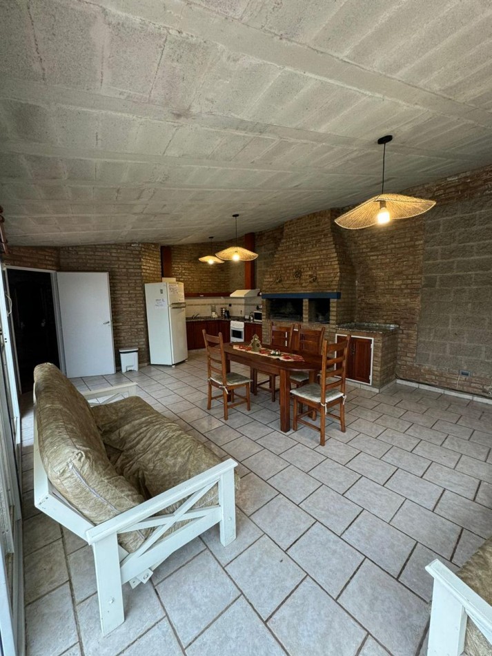 VILLA ALLENDE LOMAS ESTE   HERMOSA PROPIEDAD, QUINCHO, PILETA Y CUARTO DE GUARDADO ubicada sobre calle Valparaiso 