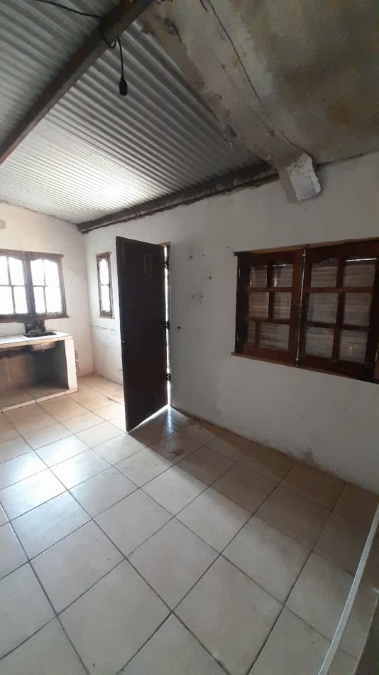 Casa en venta a terminar y refaccionar. Dos dormitorios, baño y cocina-comedor en villa allende 