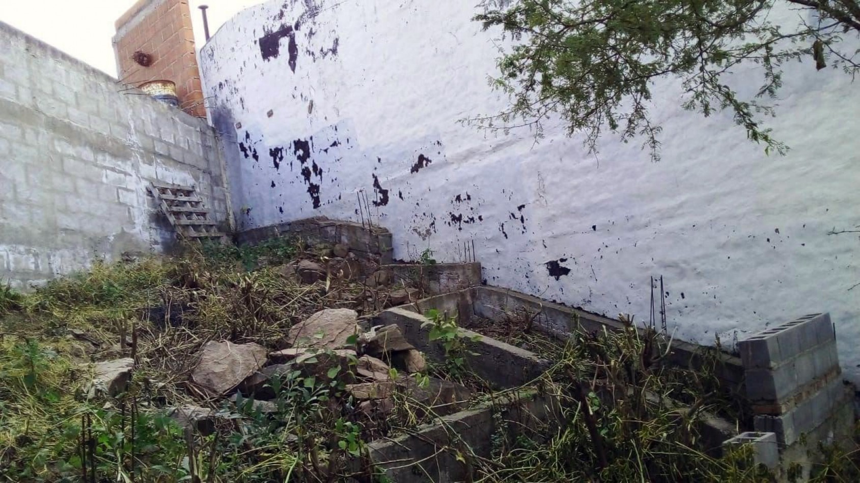 Terreno con Mejoras! No Pierdas Esta Excelente Oportunidad!