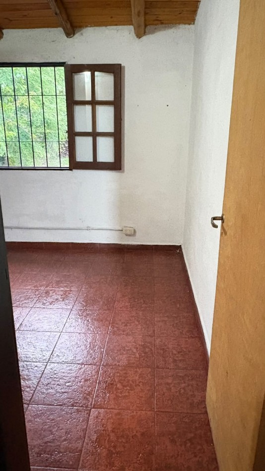 ALQUILER CASA HABITACION en Villa Allende Sobre calle Barcelona - BARRIO LOMAS ESTE 