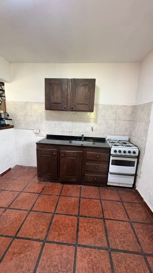 ALQUILER CASA HABITACION en Villa Allende Sobre calle Barcelona - BARRIO LOMAS ESTE 