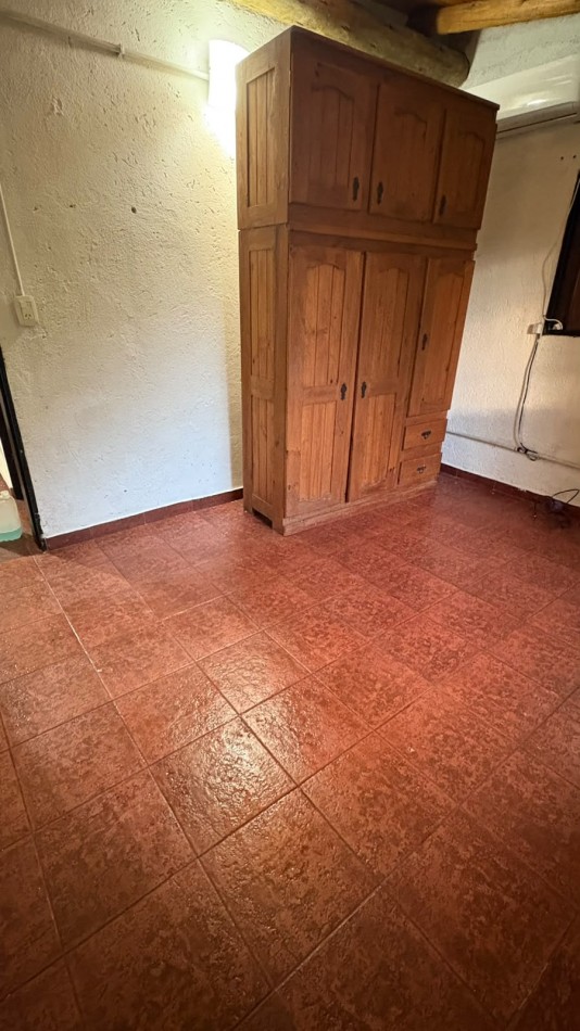 ALQUILER CASA HABITACION en Villa Allende Sobre calle Barcelona - BARRIO LOMAS ESTE 