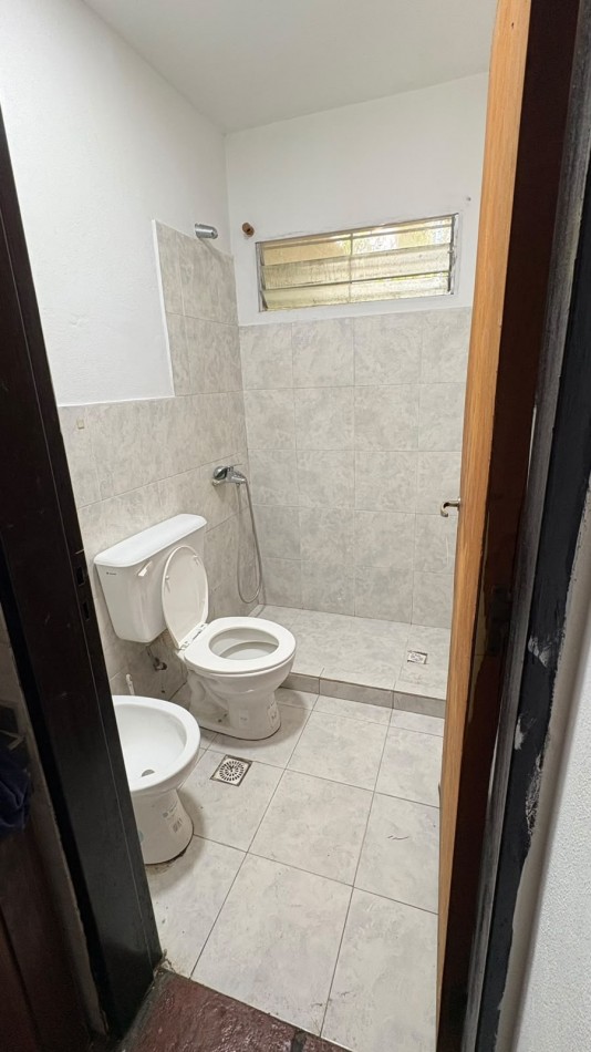 ALQUILER CASA HABITACION en Villa Allende Sobre calle Barcelona - BARRIO LOMAS ESTE 